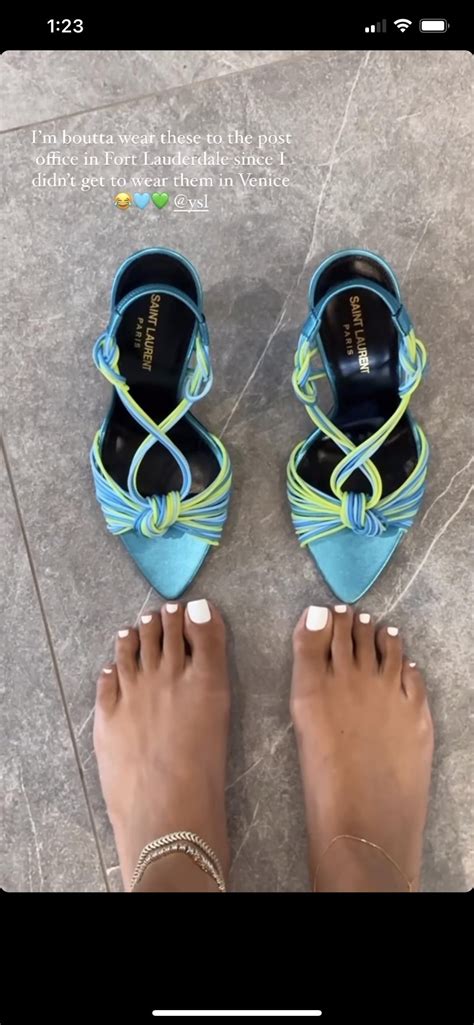 mia khalifa feet videos